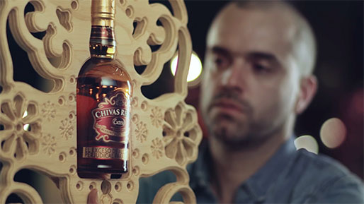 Hombre carpintero con botella de whiskey Chivas Regal